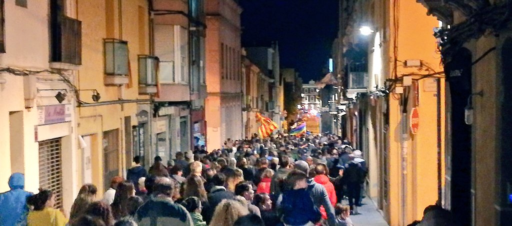 cupnacional's tweet photo. Mataró s'ha convertit aquest vespre en un clam multitudinari i unànim contra el feixisme amb una concentració per rebutjar els atacs per part d'ultres d'aquest dissabte. 
Mai més, enlloc, contra ningú ✊✊✊
#MataróAntifeixista #NoPassaran #SensePor https://t.co/N6fDinIeH1