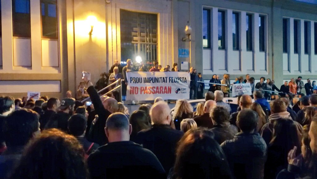 cupnacional's tweet photo. Mataró s'ha convertit aquest vespre en un clam multitudinari i unànim contra el feixisme amb una concentració per rebutjar els atacs per part d'ultres d'aquest dissabte. 
Mai més, enlloc, contra ningú ✊✊✊
#MataróAntifeixista #NoPassaran #SensePor https://t.co/N6fDinIeH1