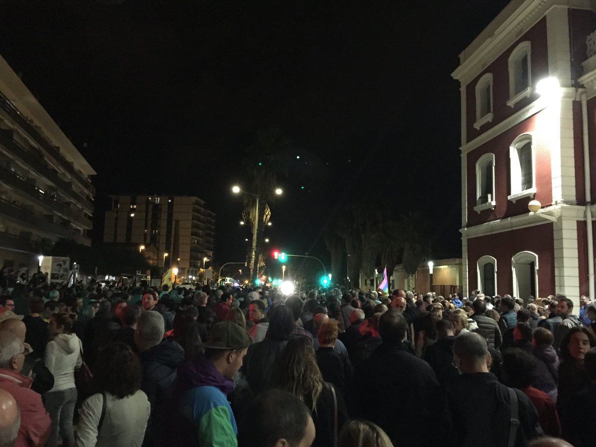 cupnacional's tweet photo. Mataró s'ha convertit aquest vespre en un clam multitudinari i unànim contra el feixisme amb una concentració per rebutjar els atacs per part d'ultres d'aquest dissabte. 
Mai més, enlloc, contra ningú ✊✊✊
#MataróAntifeixista #NoPassaran #SensePor https://t.co/N6fDinIeH1