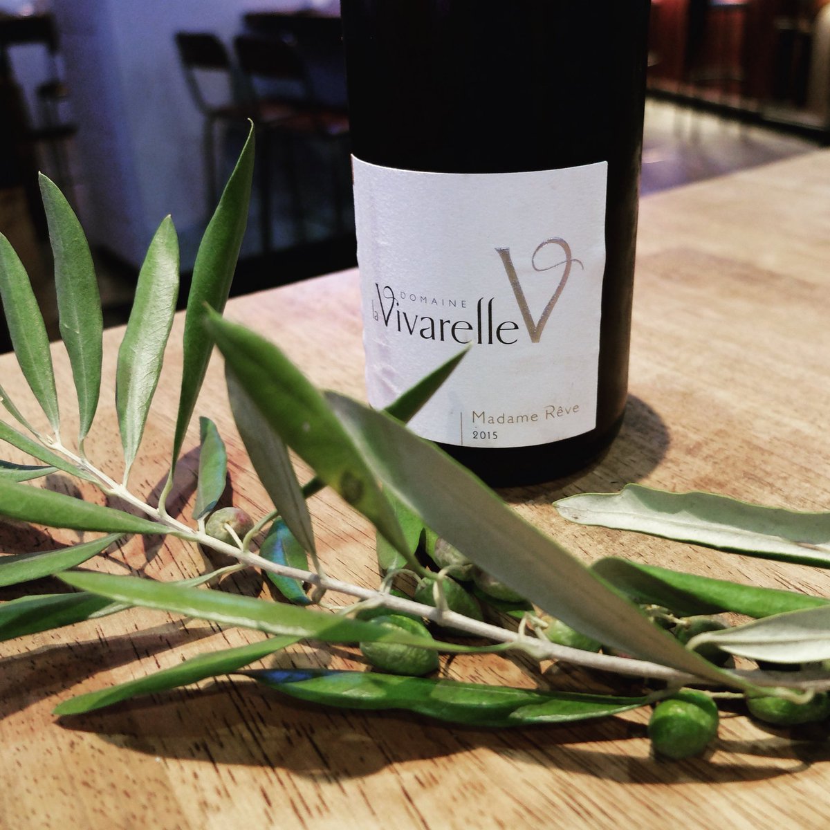 LaVivarelle's tweet photo. #MadameRêve blanc pour un dimanche soir en toute sérénité 😊 #microcuvee #madebyhand #languedoc #pezenas #winelover https://t.co/PxUlqrODZt