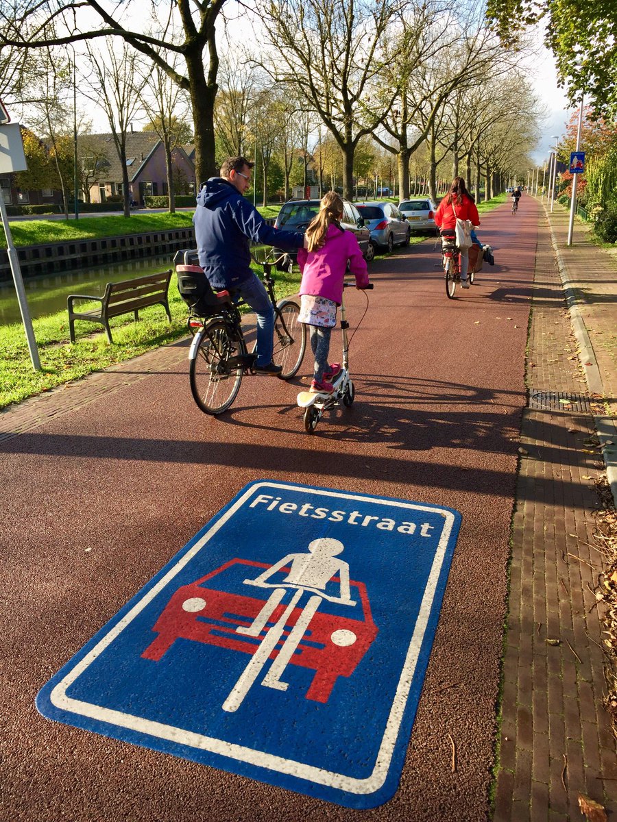 BrentToderian's tweet photo. A #Dutch “bike street” where cars are allowed, but are considered “guests” &amp; must act accordingly – the #Fietsstraat in suburban #Utrecht. https://t.co/EvfDHYZnkg