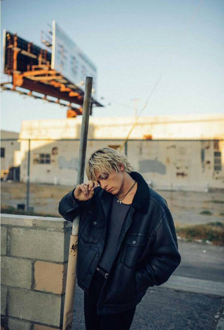 OhMyRoss_'s tweet photo. @rlprvt you look so good on these. https://t.co/eJoahLUHQU