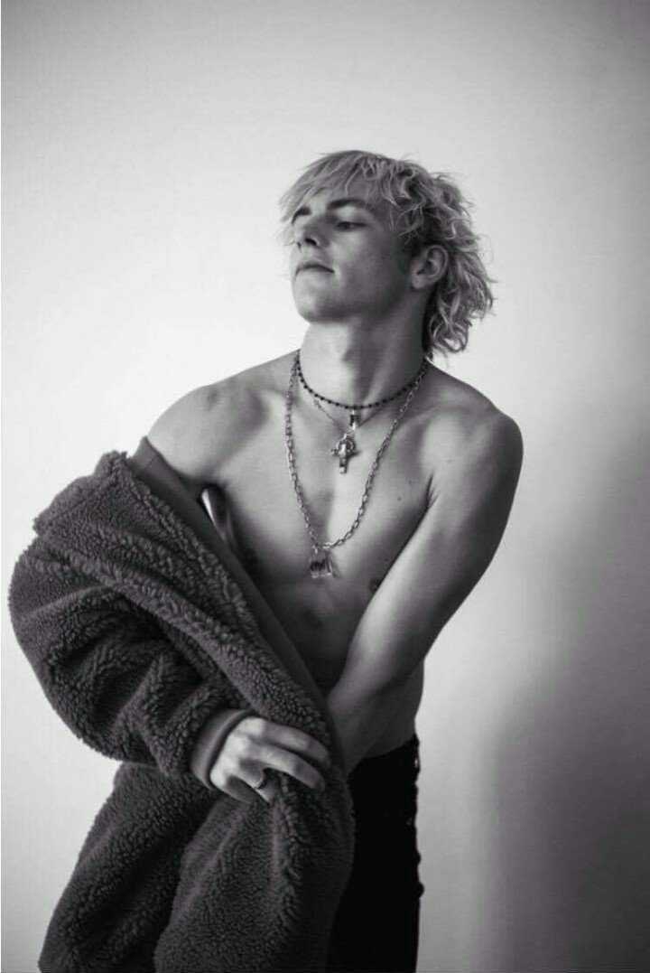 OhMyRoss_'s tweet photo. @rlprvt you look so good on these. https://t.co/eJoahLUHQU