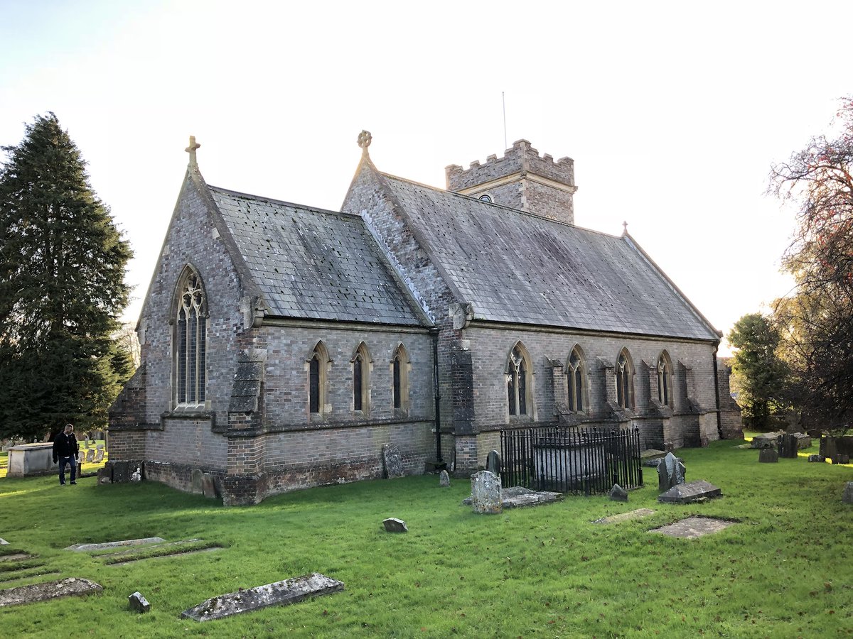 mickpound's tweet photo. Nettlebed Church #nettlebed #church https://t.co/PnnBIaOkbo