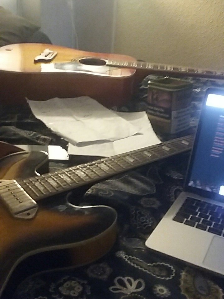 SinDocumentos's tweet image. Los domingos son para componer.