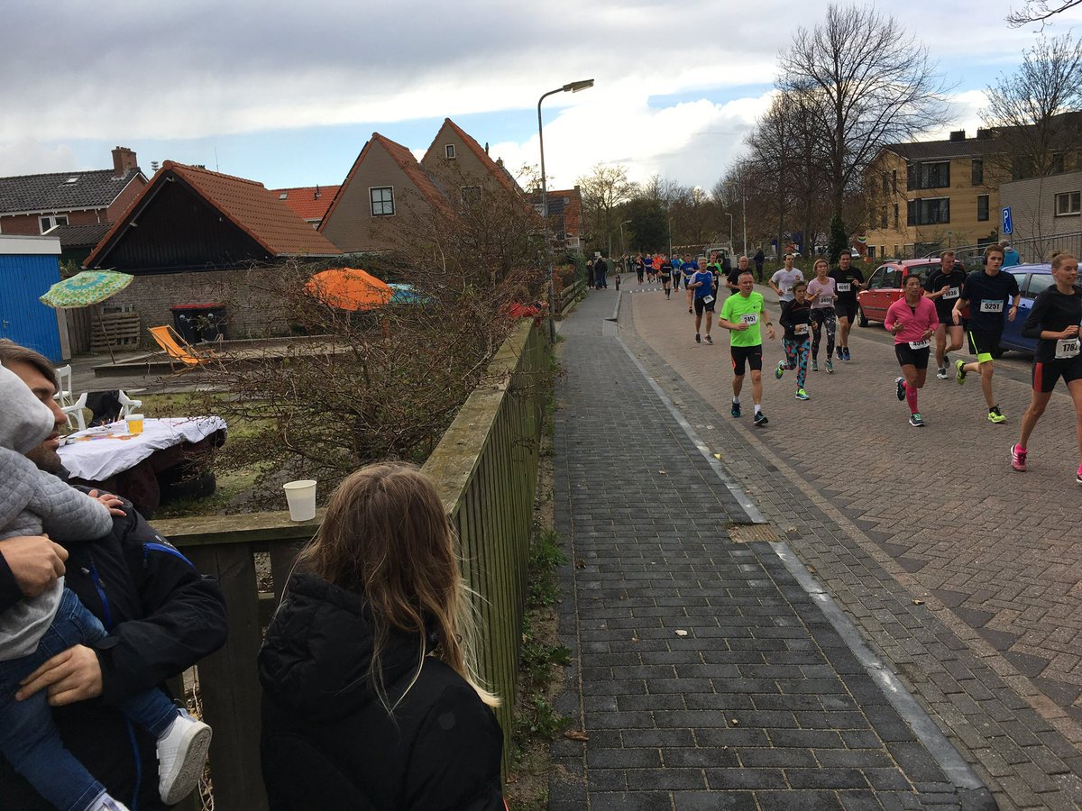 KaatjeMup's tweet photo. Naast pixelen, spelen en spandoek maken. Schorre keel en zere handen van klappen en toejuichen #Berenloop2017 super goed gedaan ππββοΈ https://t.co/TIOU2Sdjkn