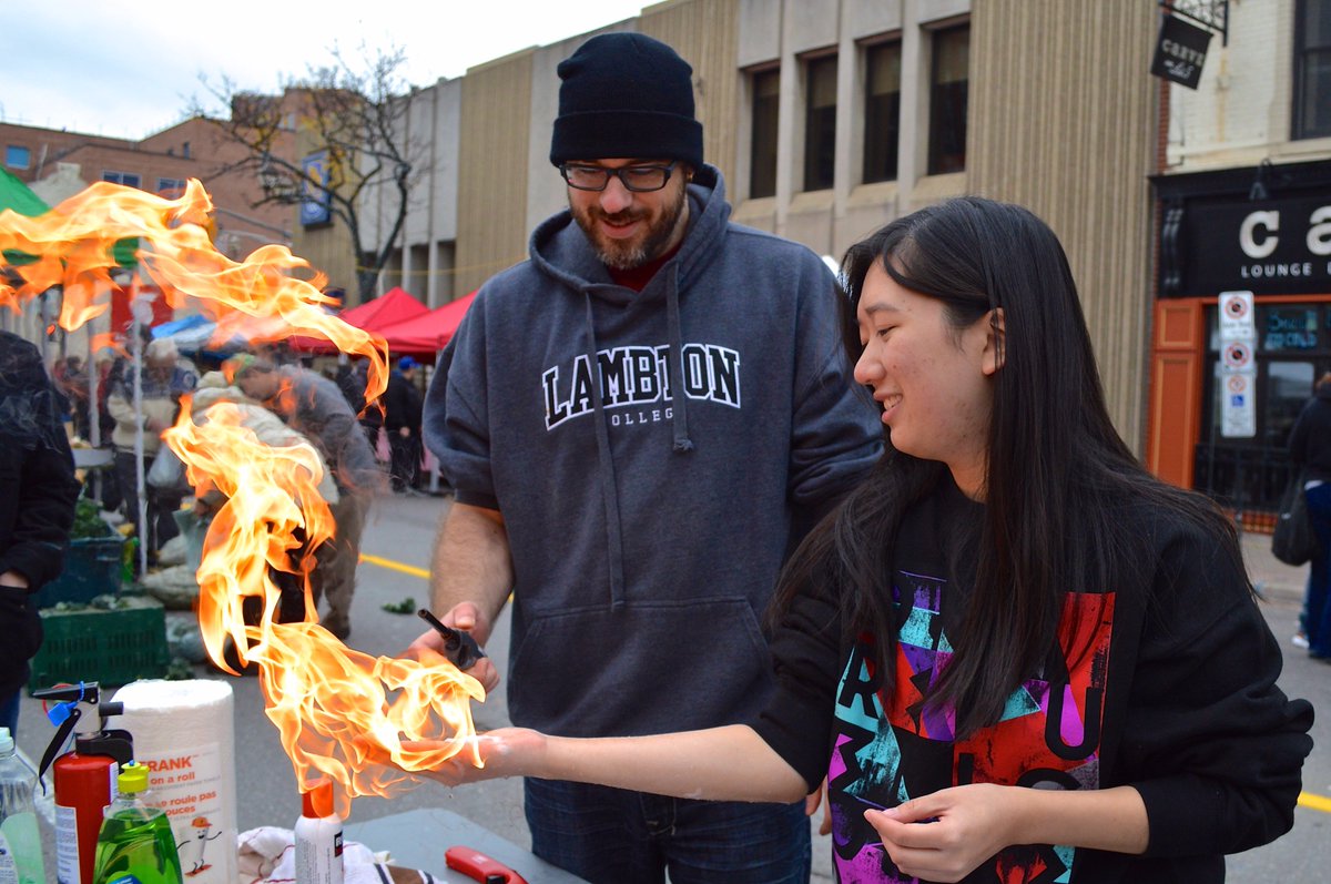 whereisscience's tweet photo. Bringing science to the streets of @CityBrampton. 🔥 💦 #LanewayLab #HarvestMarket #Brampton Full album here: https://t.co/fI4JdNDafy https://t.co/nvVEF3nwof