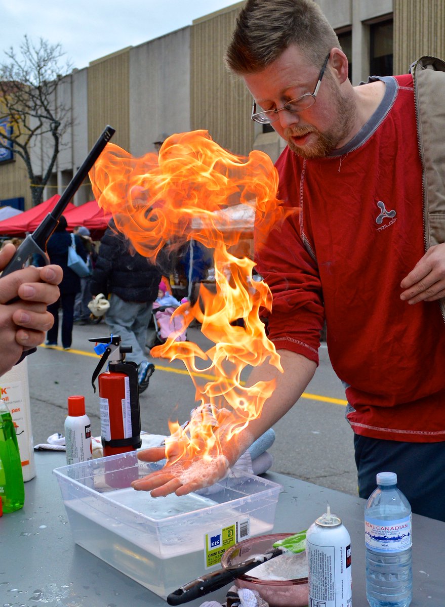 whereisscience's tweet photo. Bringing science to the streets of @CityBrampton. 🔥 💦 #LanewayLab #HarvestMarket #Brampton Full album here: https://t.co/fI4JdNDafy https://t.co/nvVEF3nwof