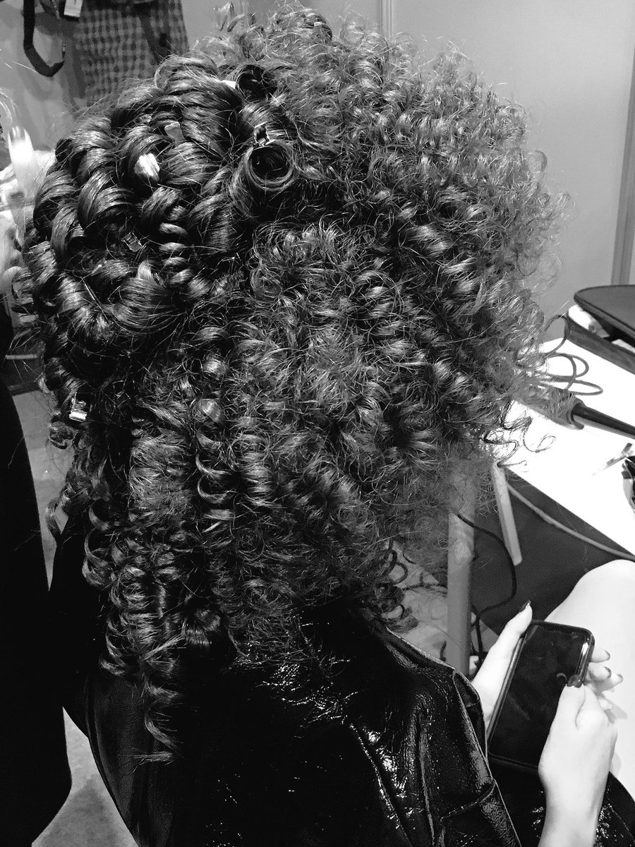 SebastianProEs's tweet photo. Inspirados con las creaciones del #CultTeam en el backstage de @SalonLook_. https://t.co/ziarifxzcq