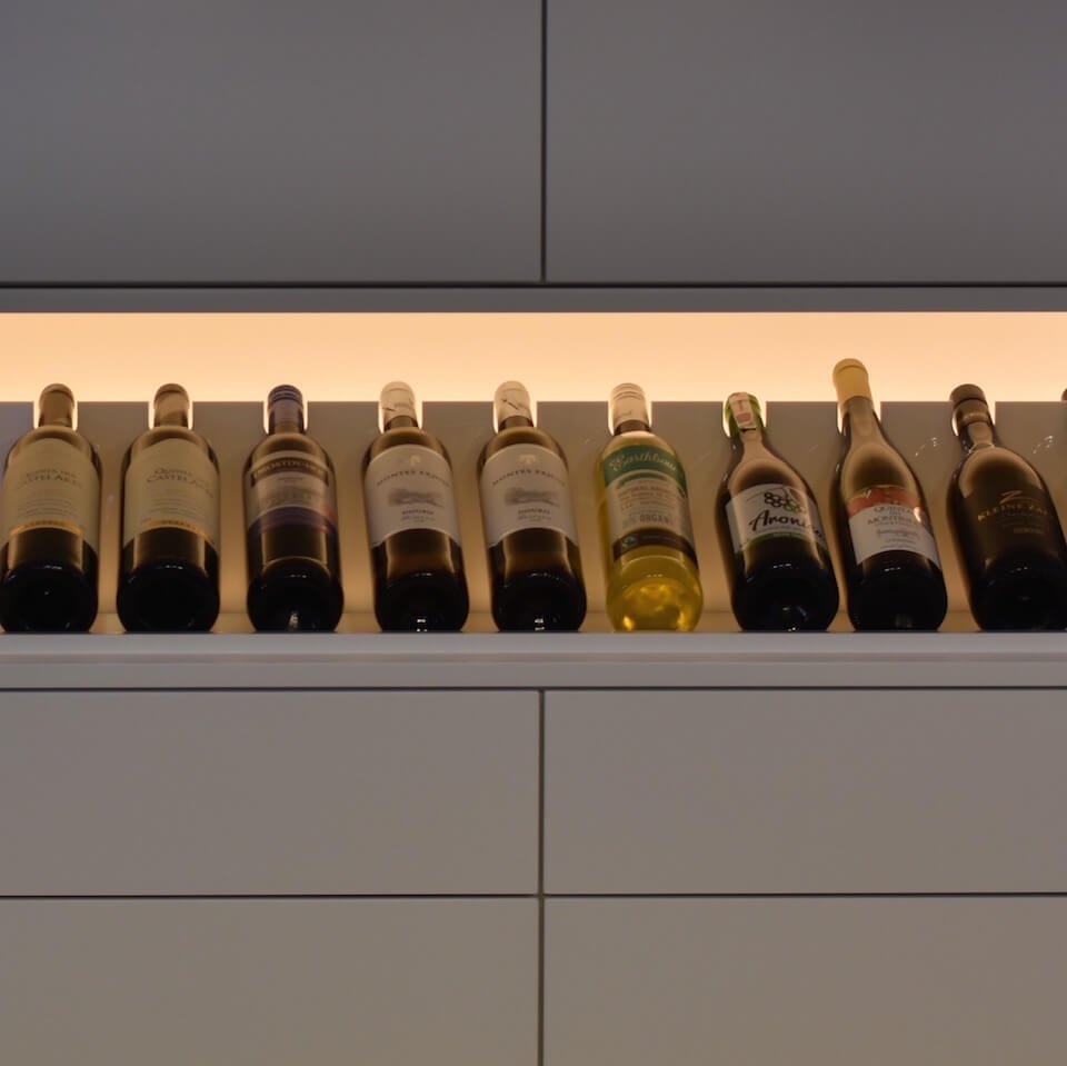 RobbrechtMeubel's tweet photo. Bij #Robbrecht #Vormgeving zitten we niet stil! Ook dit fraaie #meubel met #wijnrek hebben we onlangs opgeleverd. #meubelmaker #maatwerk https://t.co/6Ft1EZubzw