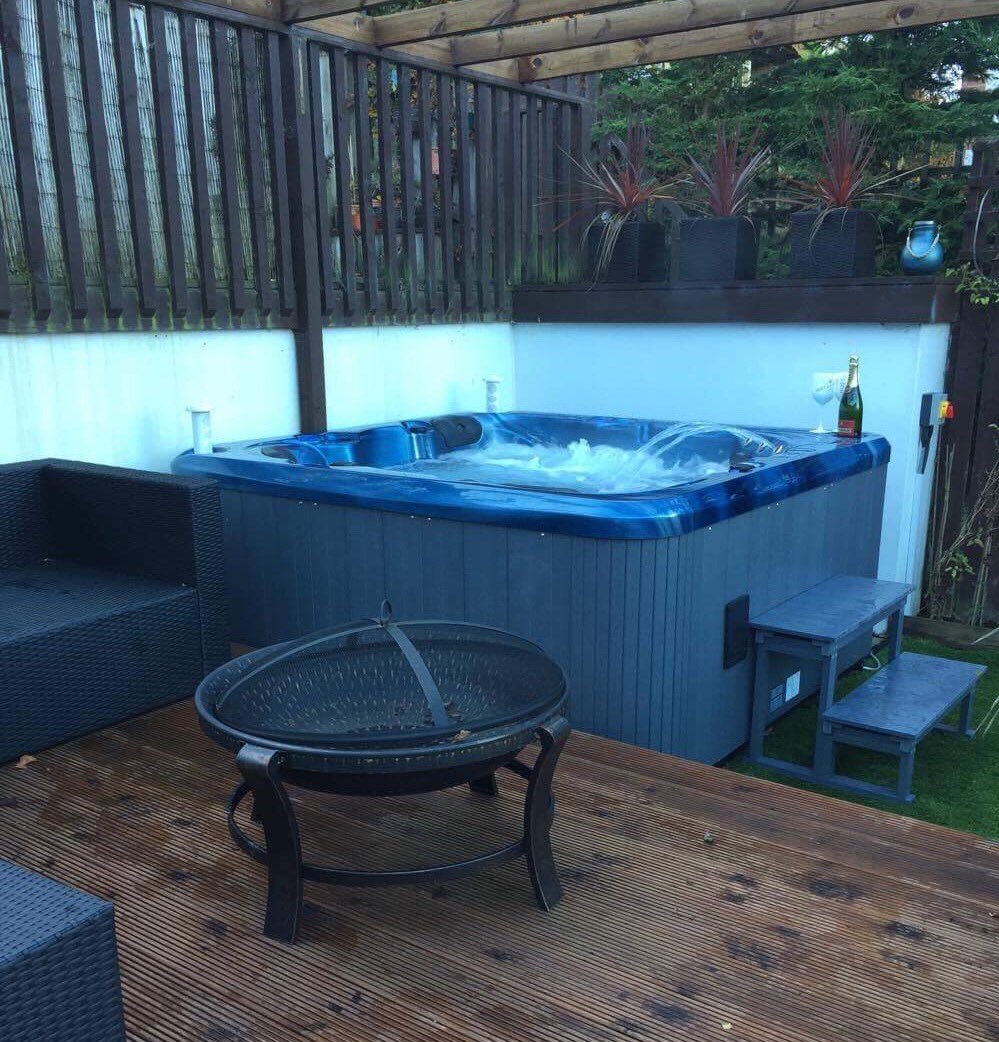 Another delivery of our Monaco 5 seat #hottub in Ocean Blue by our team 💦🌊🔥.