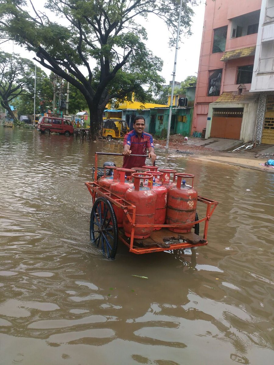 HPCL's tweet photo. जीहाँ , जहां चाह वहां राह...
RainFloods in Chennai force life come to a standstill but can't stop HPGas DeliveryMen to service Customers. https://t.co/zohmpzyGIr