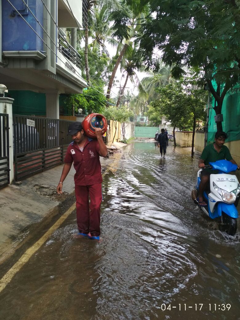 HPCL's tweet photo. जीहाँ , जहां चाह वहां राह...
RainFloods in Chennai force life come to a standstill but can't stop HPGas DeliveryMen to service Customers. https://t.co/zohmpzyGIr