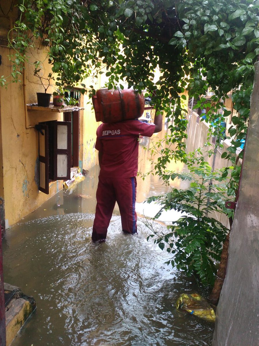 HPCL's tweet photo. जीहाँ , जहां चाह वहां राह...
RainFloods in Chennai force life come to a standstill but can't stop HPGas DeliveryMen to service Customers. https://t.co/zohmpzyGIr