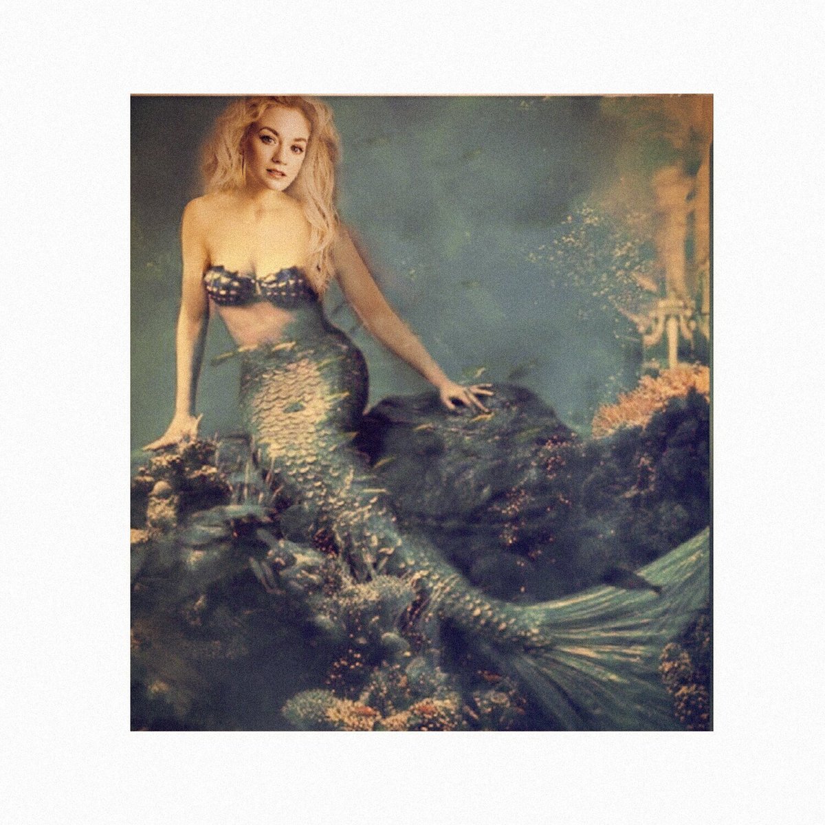 zombiefreezone2's tweet photo. @emmykinney I made this love you girl 🐚🐟🐠🐬 https://t.co/GYxt0mbYCR