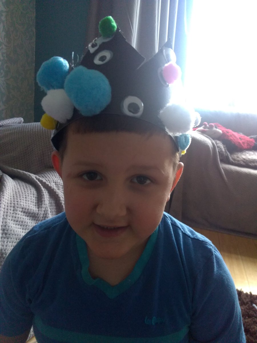 teamhardy2000's tweet photo. @MonteneyLit Roman and Autumn making a fairy tale crown 💕👌😁 https://t.co/akxjNkna2G