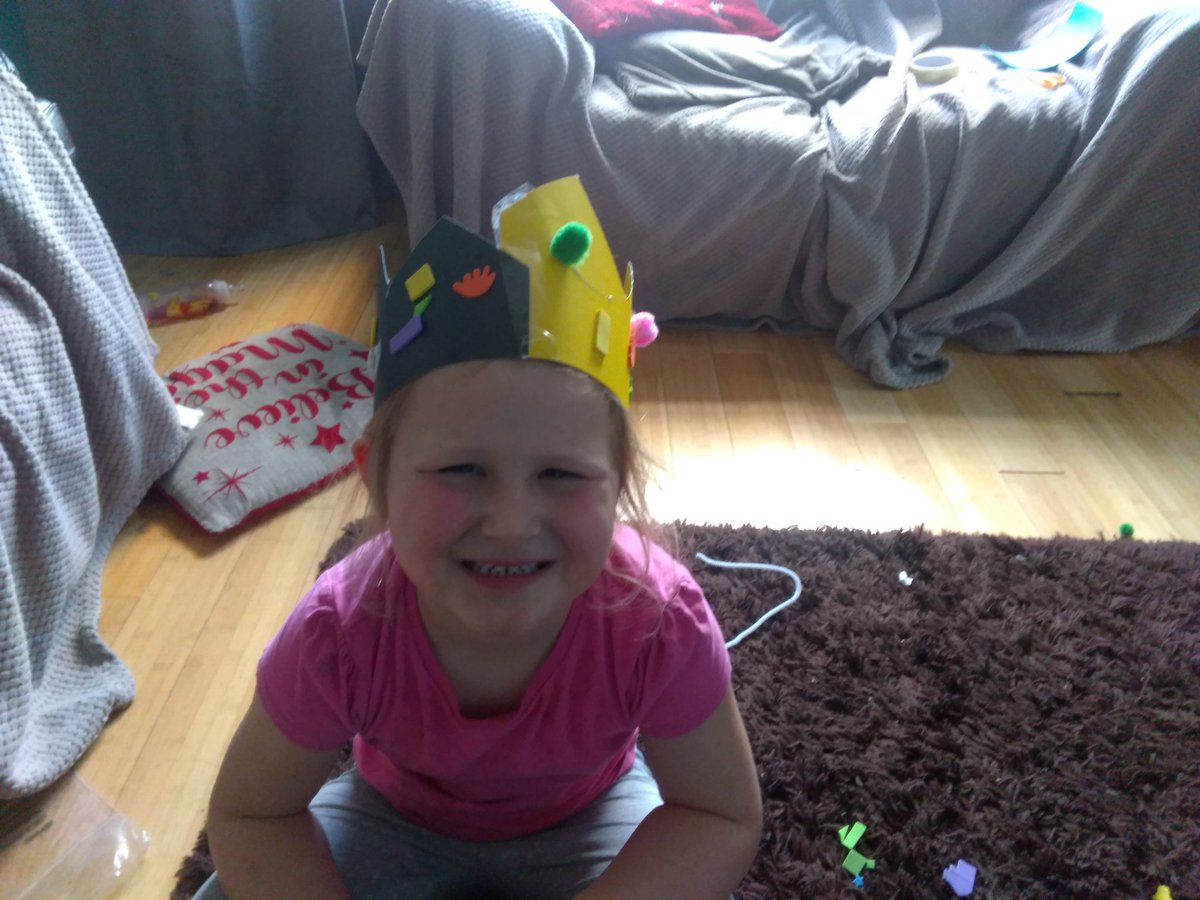 teamhardy2000's tweet photo. @MonteneyLit Roman and Autumn making a fairy tale crown 💕👌😁 https://t.co/akxjNkna2G