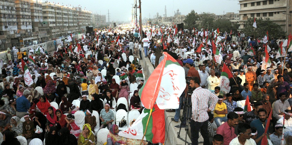 allaboutmqm's tweet photo. The Bridge of Liaquatabad packed with MQM supporters protesting against the Census results that count Karachi very less #FairCensusOurRight https://t.co/GALk6uzvnO