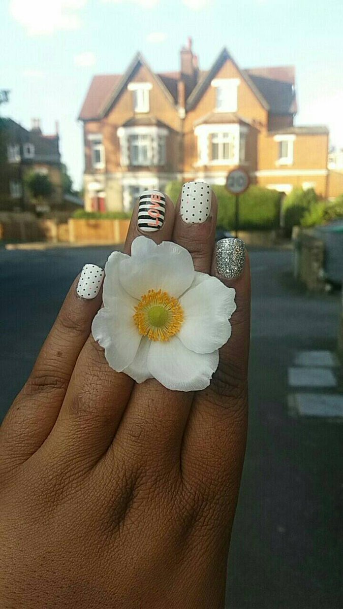 natters101's tweet photo. Still in love with my @impressmanicure nails 😍😍 #impressedmoments @KissProducts #kissnails now to decide what ones to wear for the new week https://t.co/LTwouhOoMg