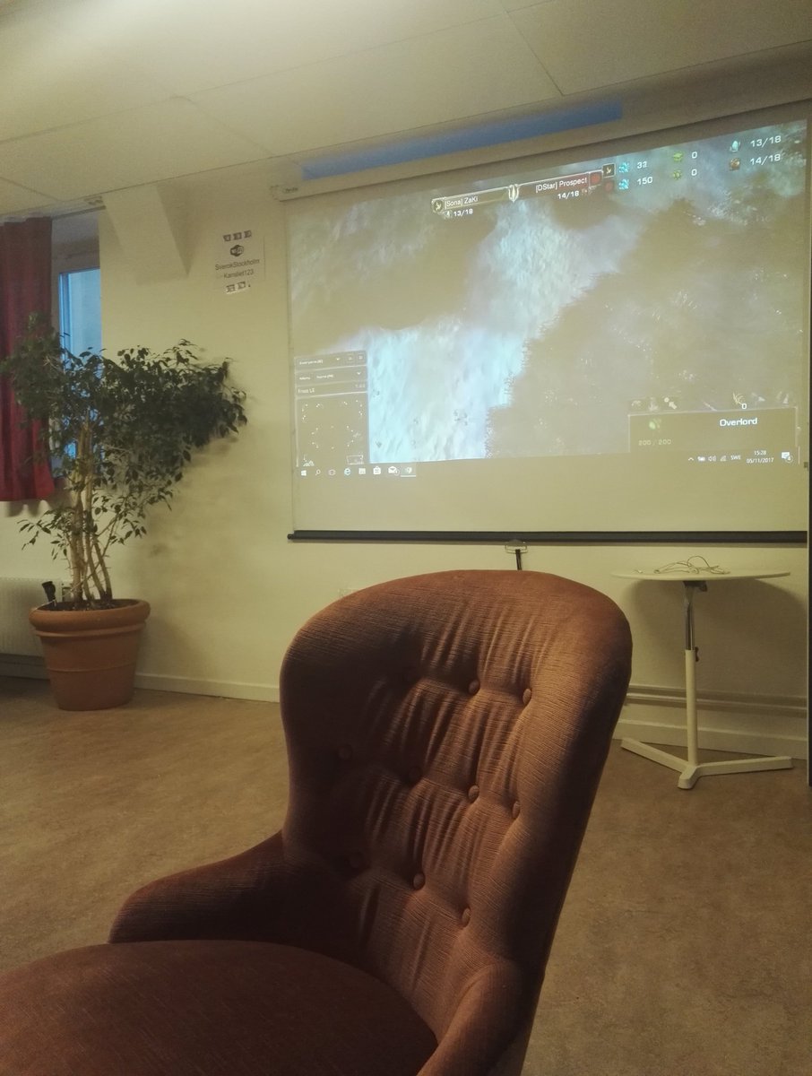 JonathanRL's tweet photo. Visar VODs från #PolitikerStarcraft på @sverok kansli i Stockholm. Nu Sverigedemokraterna mot Vänsterpartiet.
#nerdevents https://t.co/UnN9qqBdis