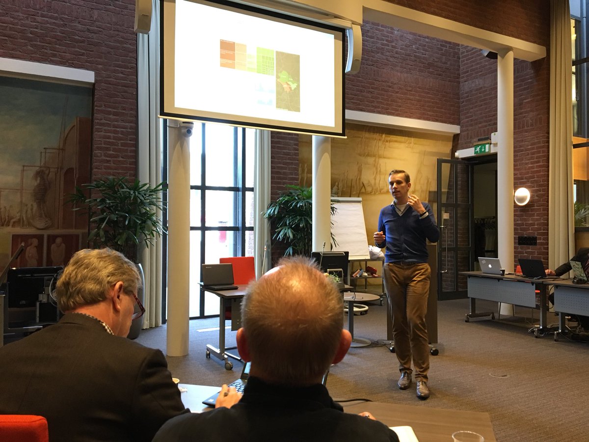 jijenoverijssel's tweet photo. De heren van @Infotopics pakken het slim aan; ze pakken de jury meteen in door een interactieve presentatie. #hackborne #ophackborne https://t.co/6mRzhvo67W