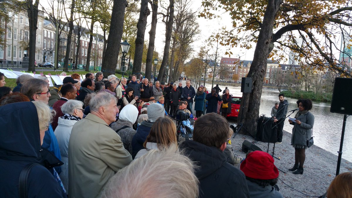 Straatpast070's tweet photo. Bijeenkomst bij de Hofvijver ter gedachtenis aan alle #vluchtelingen (meer dan 2800) die op hun vlucht naar Europa zijn omgekomen https://t.co/GcKgIHEsvy
