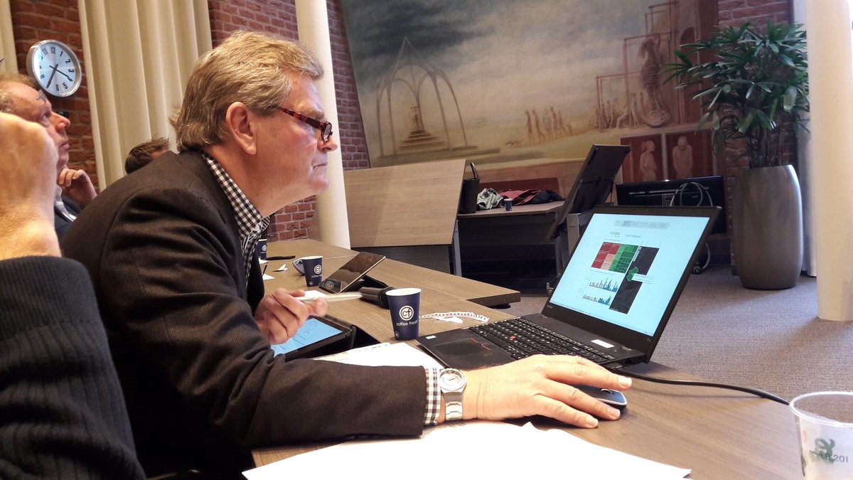 VersBestuur's tweet photo. Burgemeester Welten @Gem_Borne helpt een handje bij de 3e presentatie vd #hackathon. #EigentijdsBestuur @GerlindaT #ophackborne #BigData https://t.co/vlek6fw3PD