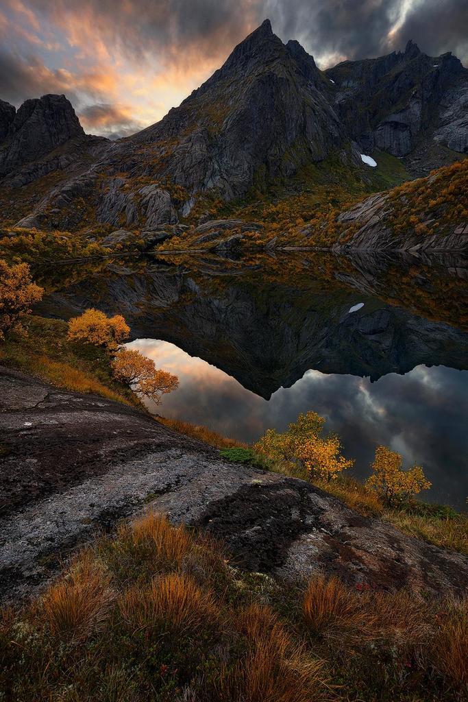 tripology's tweet image. #Clearest mirror-like reflection I have seen - distant north in Norway [OC] [1067x1600] #ttot #travelpics #travel bit.ly/upsurger