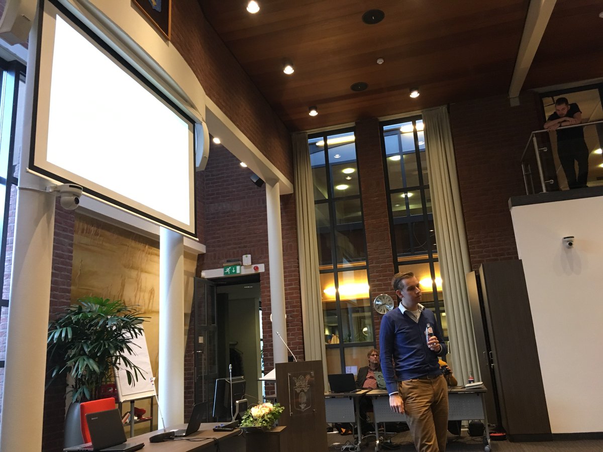 LarsFehse's tweet photo. #ophackborne Team Infotopics zet burgemeester Rob Welten in om hun resultaat te presenteren. https://t.co/jwpiHUhsJD