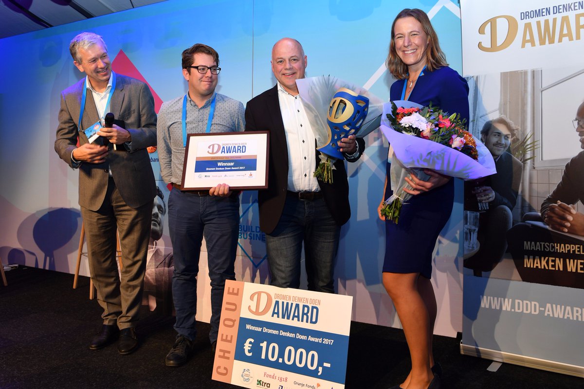 Wat een mooie plaat van onze winnaar <a href="/RonKleijn/">Ron Kleijn</a> en een blije jury:  Eric Rutte <a href="/BartTheBart/">Bart de Bart</a> en @WytskedePater. #DDDAward #OPDH17