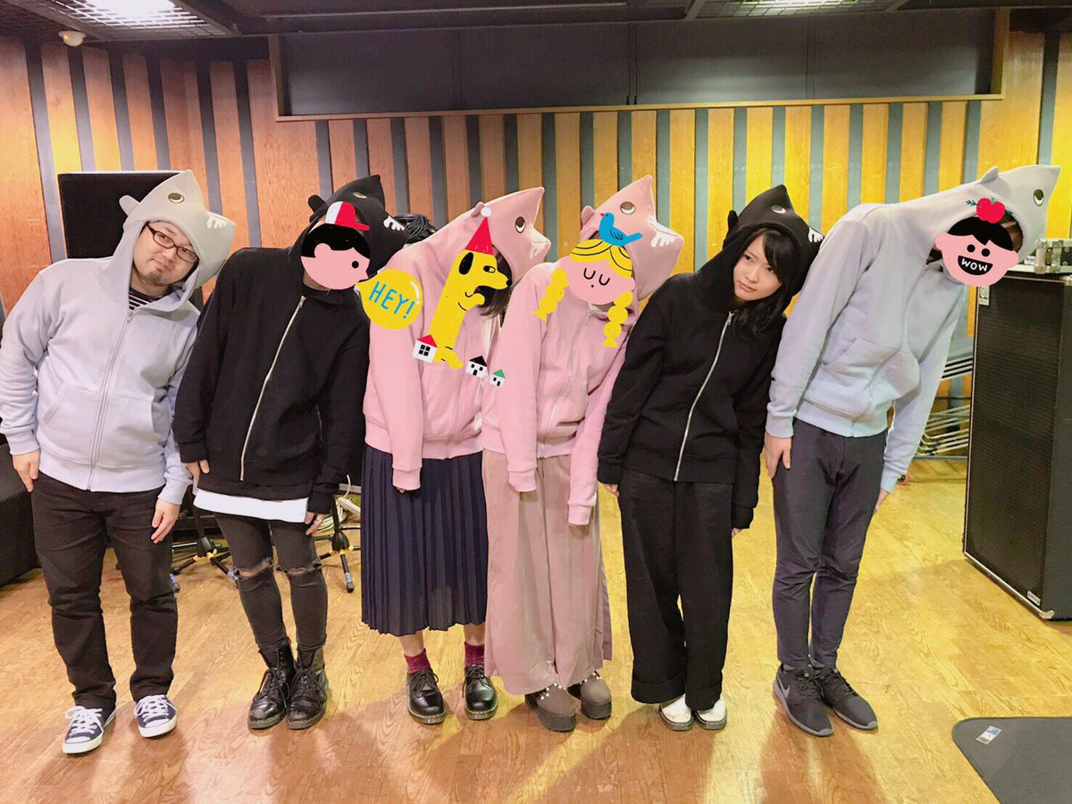 Mr 44 On Twitter 鎖那さんのライブわず 今日は最前列だから良く見えた 超楽しかったな 回る空うさぎは泣きそうになった ライブ後に 直筆サイン入りポスターもgetして ハイテンションで家に帰ってパーカーのままクレープ食べて早速袖を汚したのは
