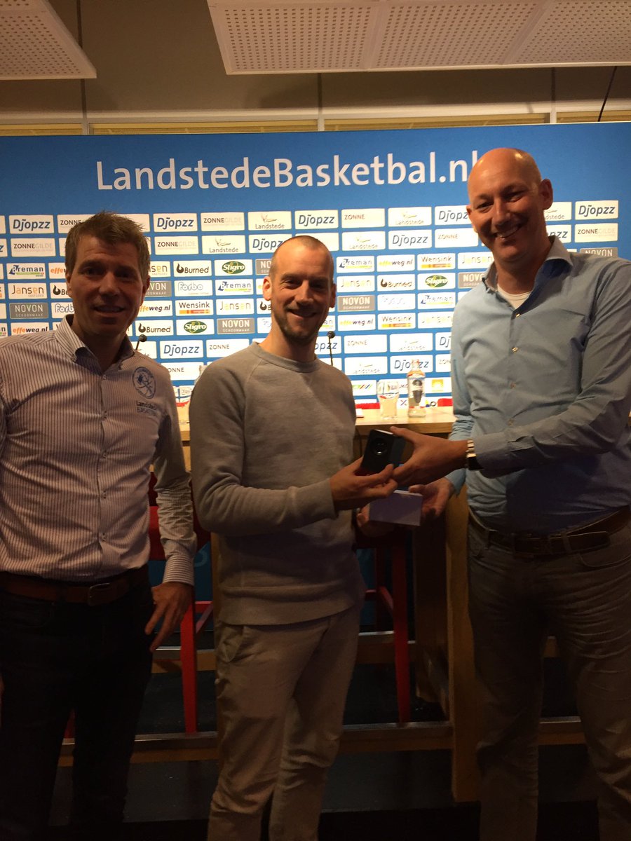 BC_LandstedeBB's tweet photo. En we hebben nog een winnaar! Aart van der Horst heeft de poule gewonnen en krijgt zijn prijs van @JalmoGiftsMore https://t.co/TbPSO7b3eU