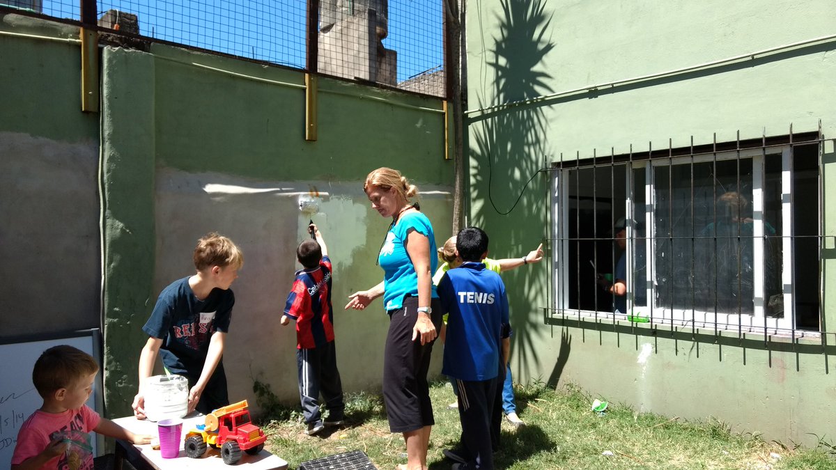 HogarJesusAmigo's tweet photo. Hoy la gente de la @EmbajadaEEUUarg sigue pintando y preparando un rico almuerzo para todos los chicos del Hogar. Muchas gracias https://t.co/vn2Y7Kuz4M