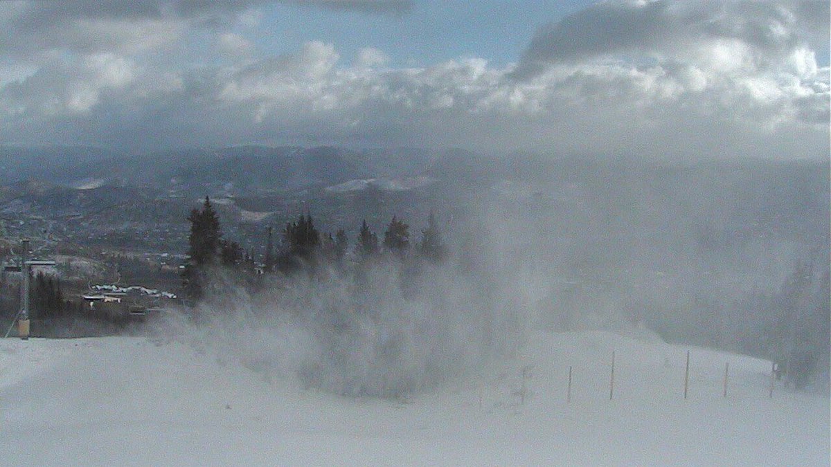 breckenridgemtn's tweet photo. Making snow this morning! #Breck https://t.co/6Z8ScKWdZ0