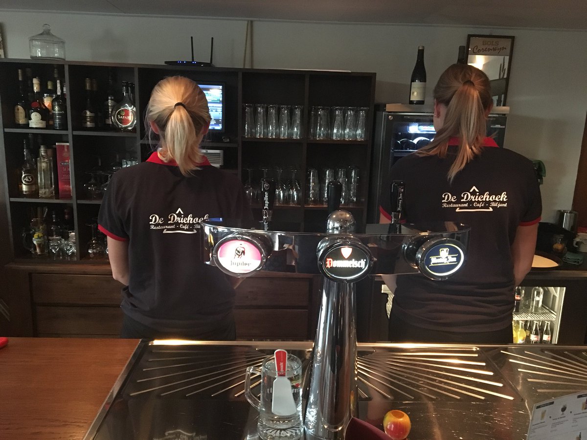 De dames weer in het nieuw mede dankzij <a href="/LurvinkTextiel/">LurvinkTextiel</a>  #dedriehoek  #restaurant #bediening