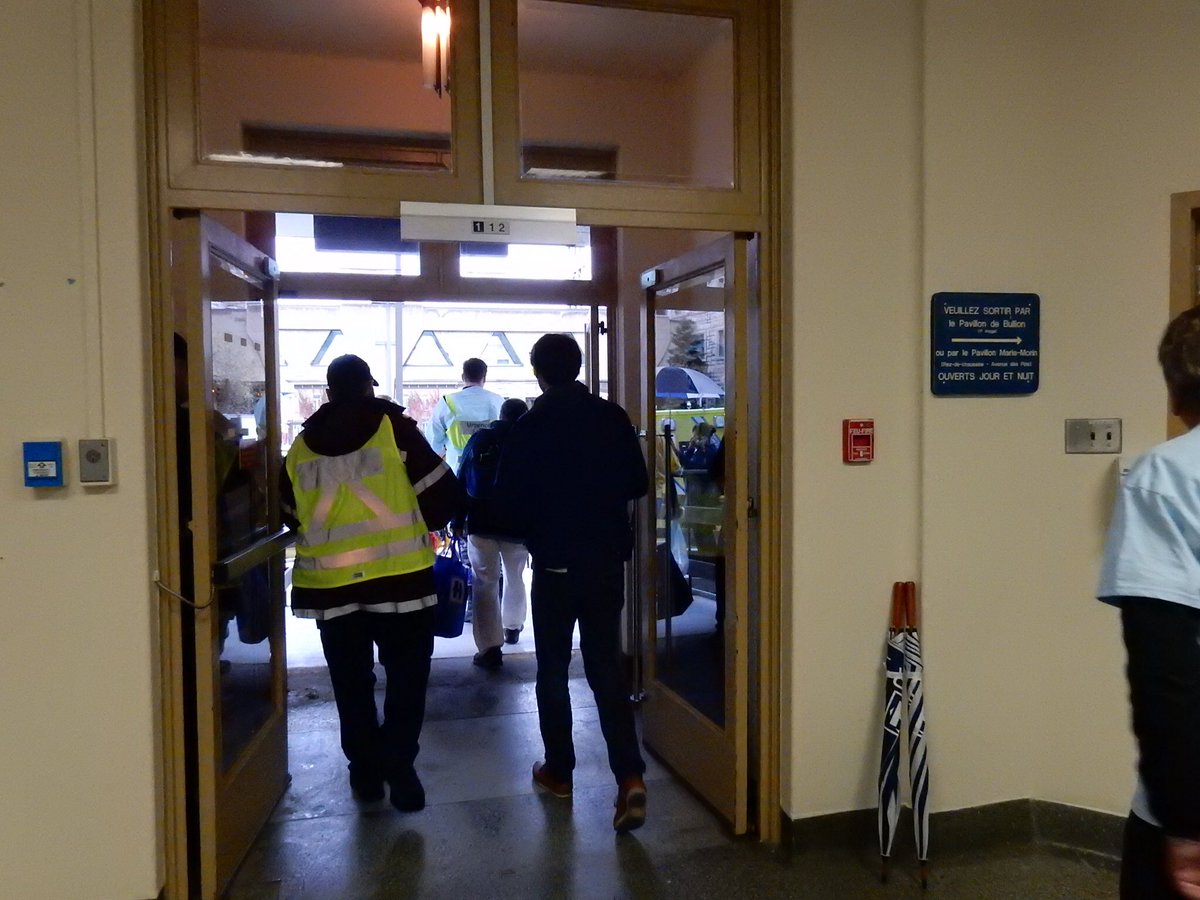 chumontreal's tweet photo. Le #transfertpatients de l’Hôtel-Dieu au #CHUM est complété avec succès merci à nos équipes, bénévoles et partenaires. https://t.co/B7MxevmCgC