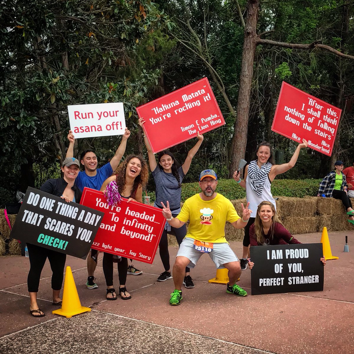 Dave_Mari's tweet photo. Best #lulucheerstation on the #RunDisney #WineDineHalf course #TwoCourseChallenge #lululemon #lulucheer @lululemon #RunHappy https://t.co/cxIcJFkv3Y