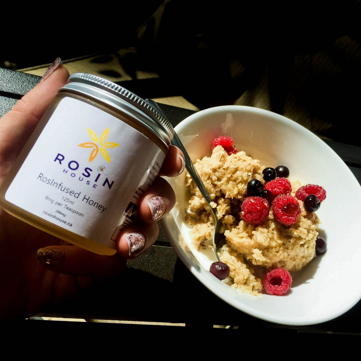 rosinhouse's tweet photo. Nourishing start to the day with some oats, fresh berries &amp; a little sweetness 🐝🍯 #rosinfused #honey #happysunday https://t.co/YQZlygmpoy