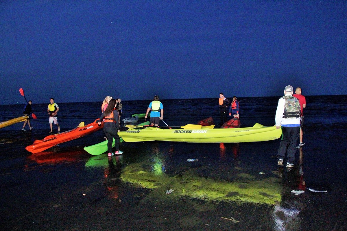 crisqui80's tweet photo. La experiencia vivida ayer de la Escuela Municipal de Canotaje. Remando de noche en el Río de la Plata!! @QuilmesDeportes seguimos!!! https://t.co/O7olDiV7vw