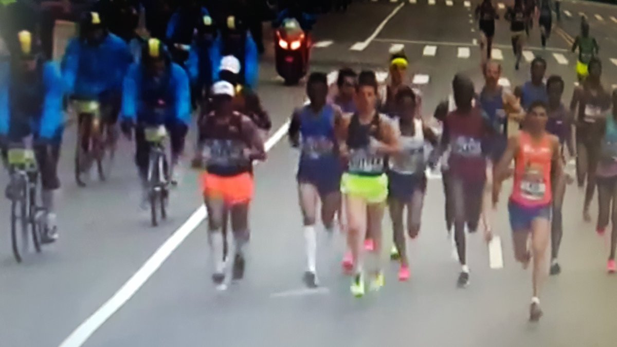 ATHLE_ch's tweet photo. Passage en 16'15 aux 5 km. Rythme de 2h17. Facile pour @run_tade #GoTade https://t.co/ITsD9y87nG