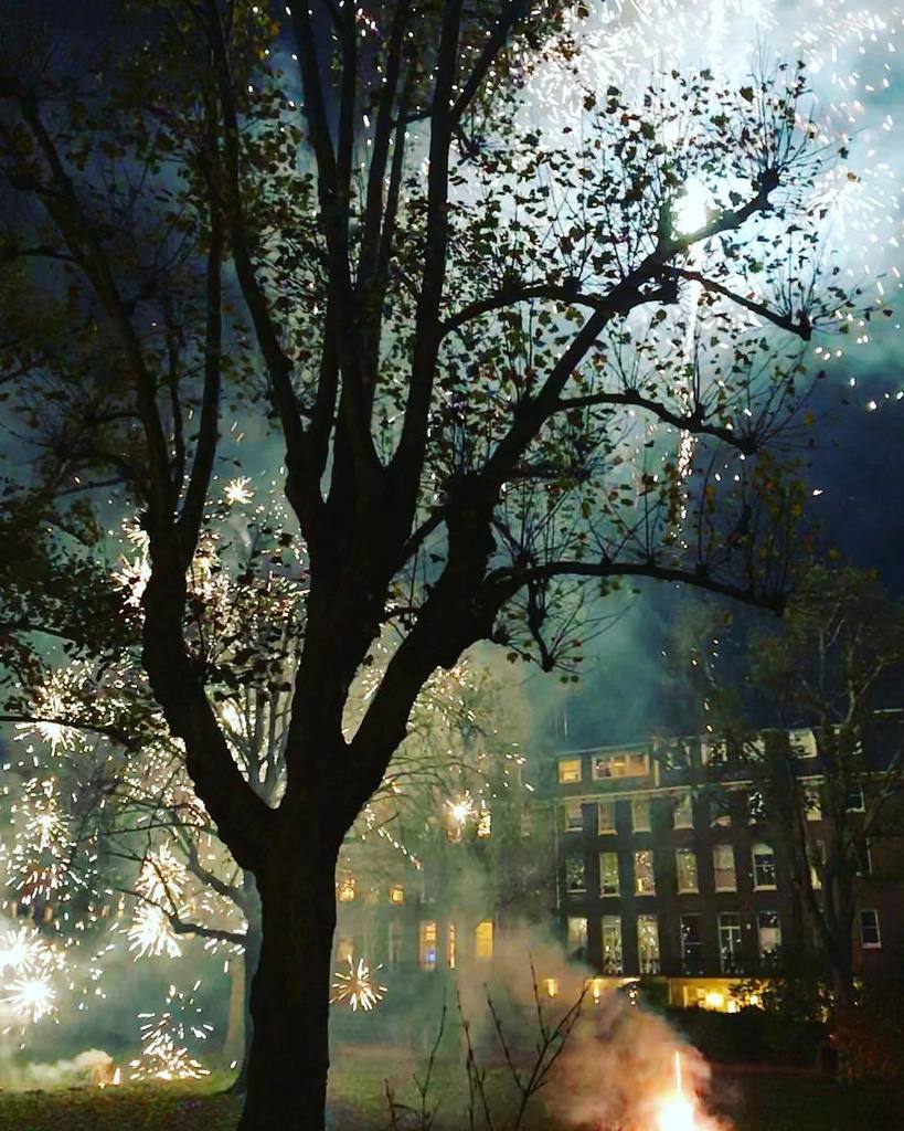 JC_Architects's tweet photo. Spectacular fireworks display in the Crescent Gardens #novemberthefifth #fireworks #littlevenice https://t.co/KkDqymCDFq https://t.co/PWI5wI8AJn