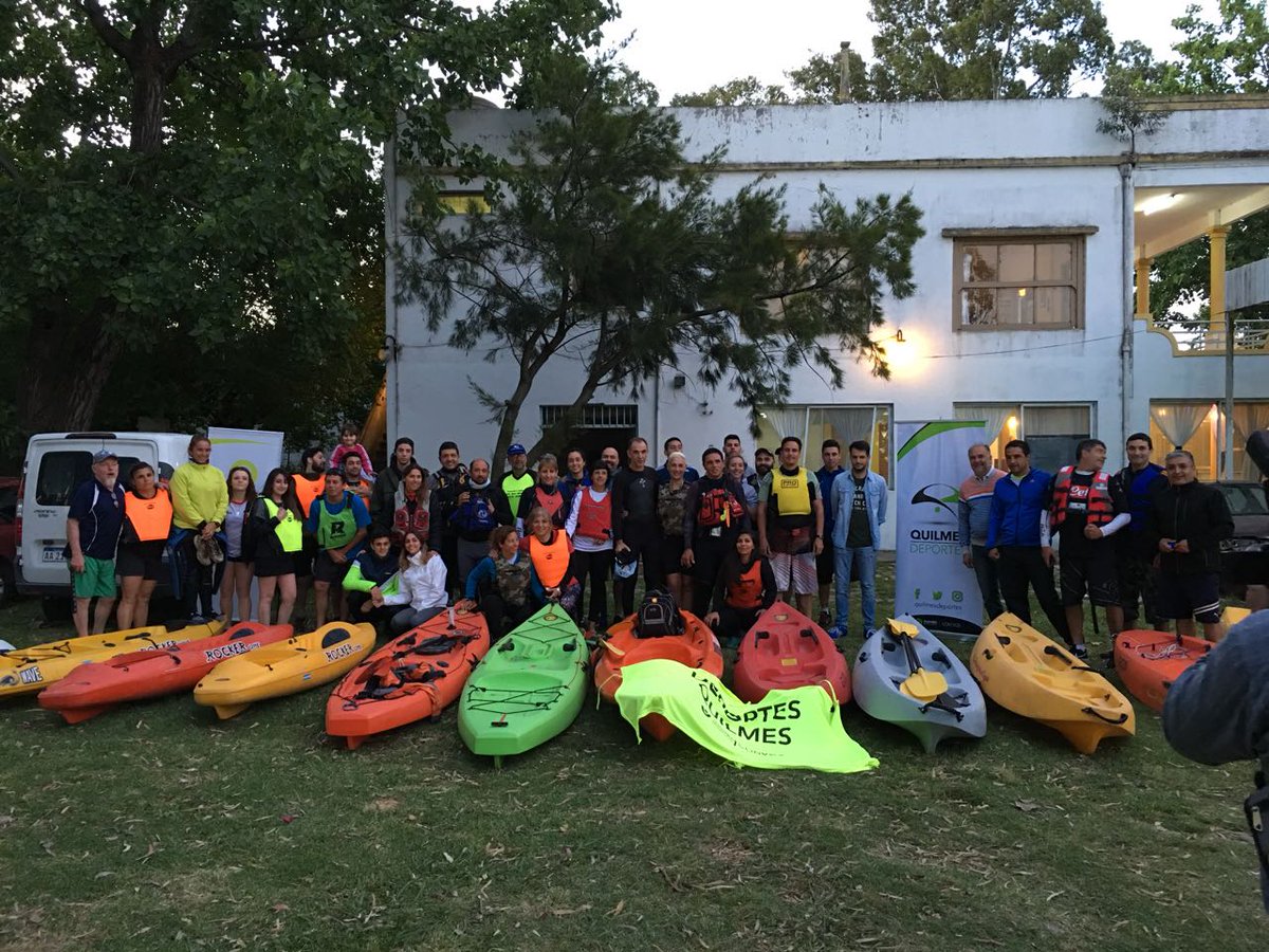 crisqui80's tweet photo. La experiencia vivida ayer de la Escuela Municipal de Canotaje. Remando de noche en el Río de la Plata!! @QuilmesDeportes seguimos!!! https://t.co/O7olDiV7vw
