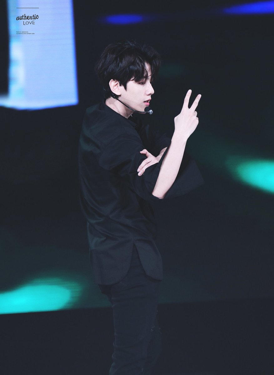 exo__04_12's tweet photo. 真っ黒×色白
たまらん https://t.co/A1vQX2eQ20