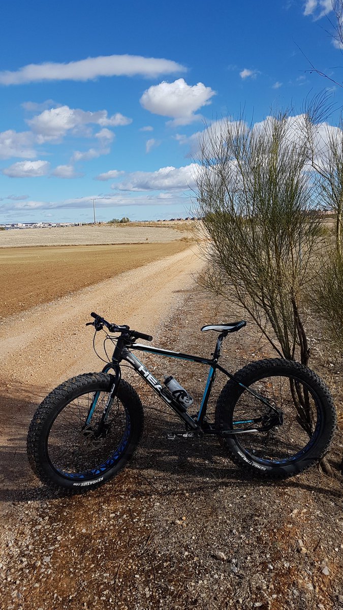 agrberty's tweet photo. Hoy otro día de pedaleo con la #fatbike #headbikes #headrandall #mtb #btt #onealmtb https://t.co/iuDHzuLVtG
