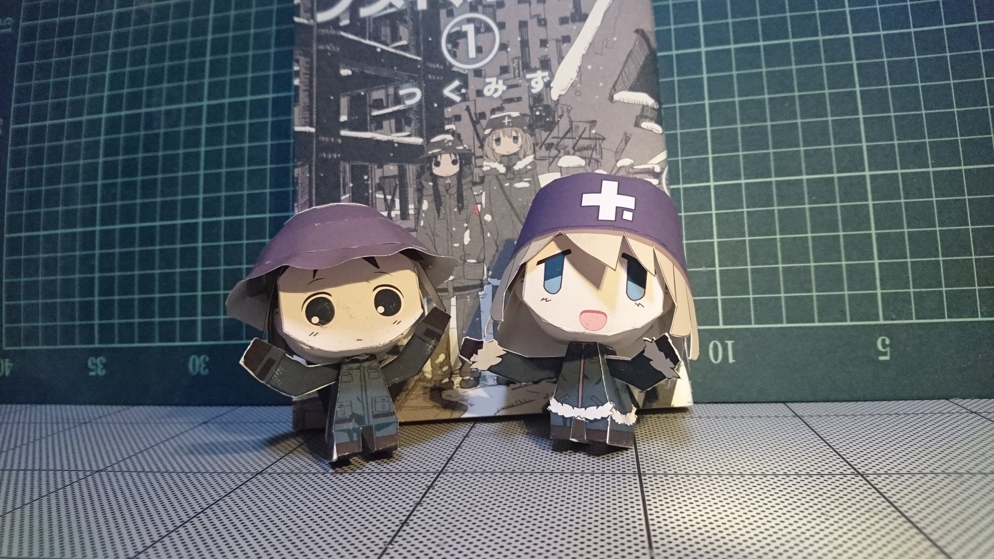 平松 勝利 Twitter पर 少女終末旅行 ペーパークラフト 紙で作るケッテンクラート同盟 アニメの少女終末旅行も面白くなって来てますね 前回のペーパークラフトのチトとユーリ 顔と髪のバランスが悪かったので作り直してみた でも やや上から見ると頭しか見え