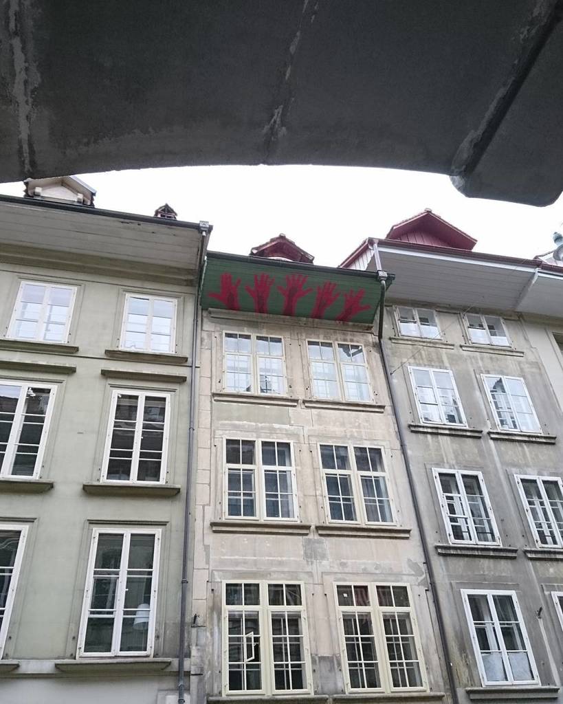 MyTreeTV's tweet photo. Put your #hands up in the #air... #Bern #worldculturalheritage #igersbern #ig_bern #quartiergeist #bärnihadigärn #… https://t.co/DC4KsK1Kwl https://t.co/knaeFsuLme