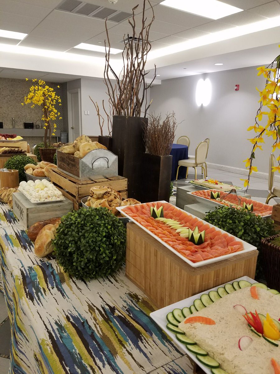 MiChicascater's tweet photo. Rustic bris with omelet station! #bris #brit #breakfast #eventplanning #catering #buffet https://t.co/BLY3xE6RXj
