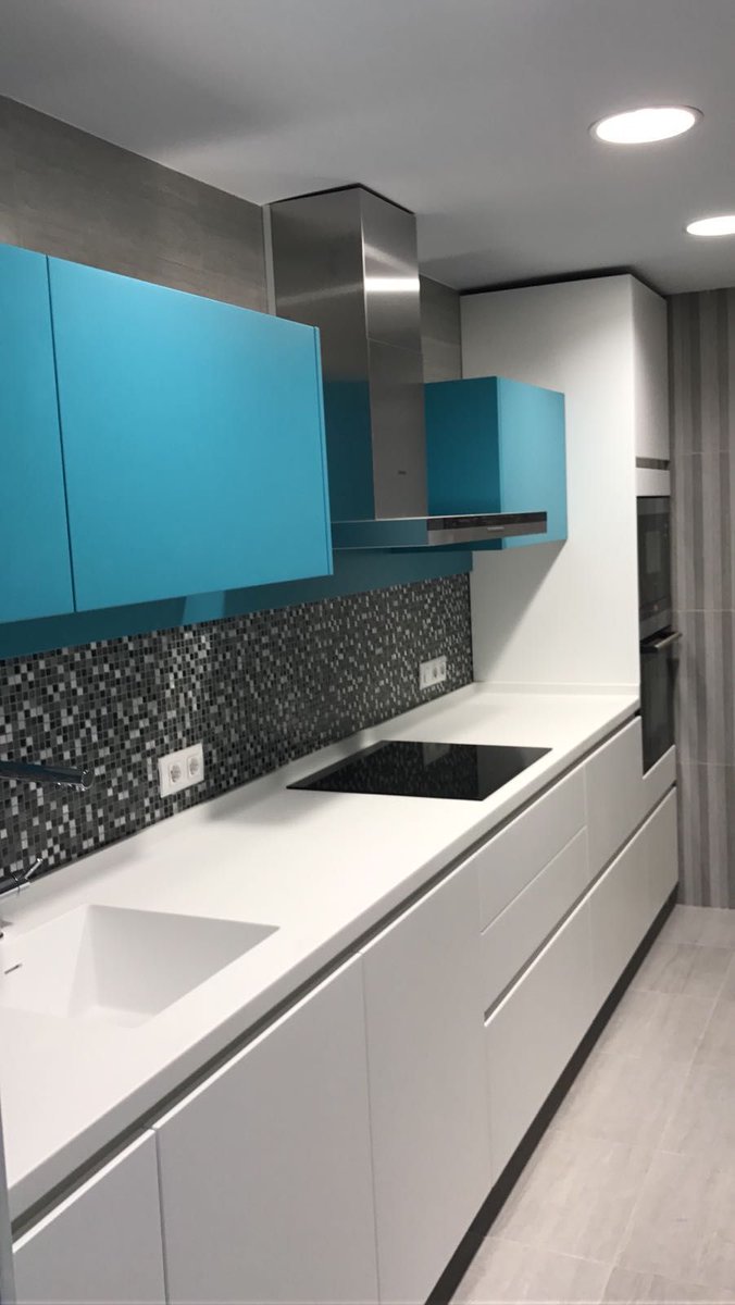 inkococinas's tweet photo. Blanco y turquesa, una combinación muy sencilla y con resultado espectacular. #CocinaModerna #INKO #CocinadeCalidad #CocinaRectangular https://t.co/p9fbapcJOE