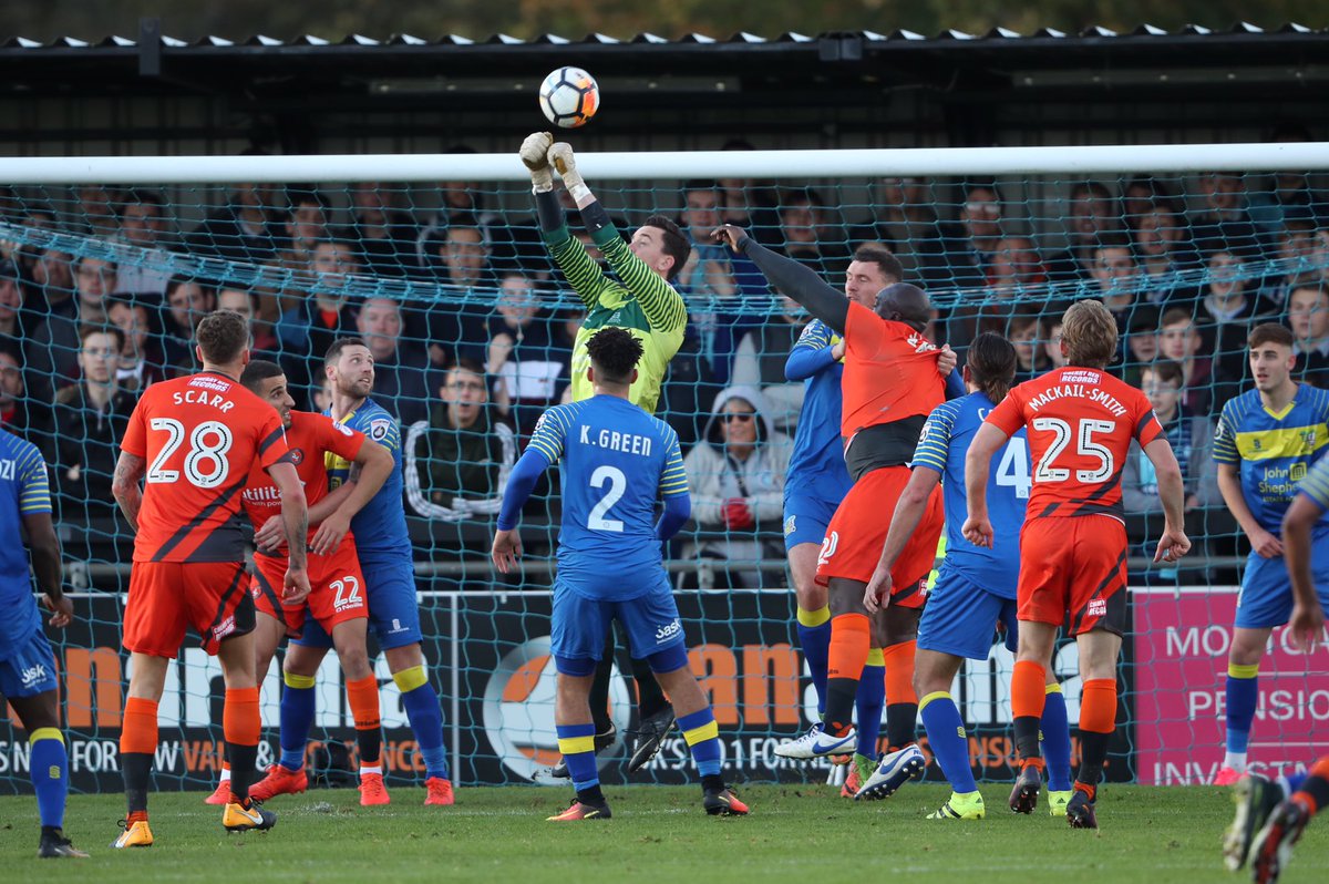 📸 | #SMFC goalkeeper <a href="/96_Charlie/">Charlie Bannister</a> does well to punch clear. 💛💙