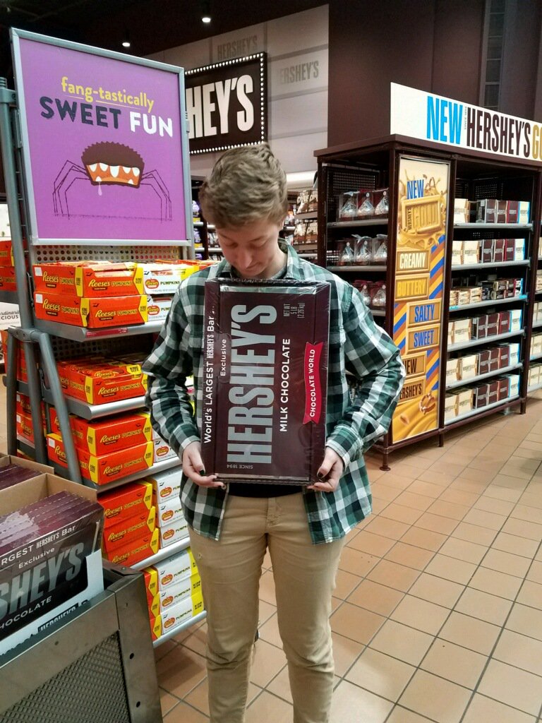 SimplyEmyD's tweet photo. @fluffyguy Saw you in Hershey - what a phenomenal show! Thanks for inspiring me to set small goals - like eating this 5lb bar of chocolate! https://t.co/WCelowZ170
